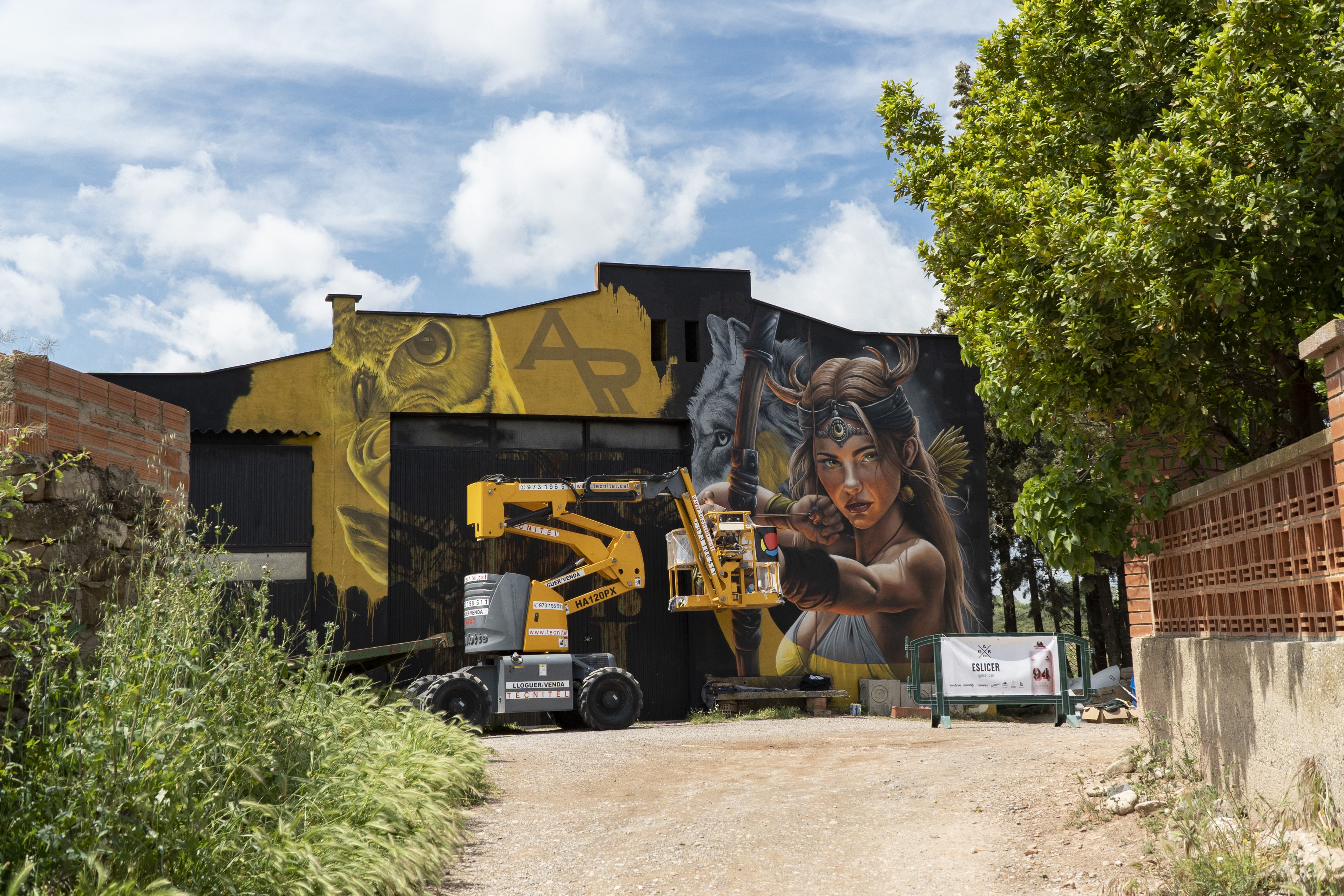 The artist Eslicer is the author of one of the murals created as part of the 10th edition of the Gargar de Penelles