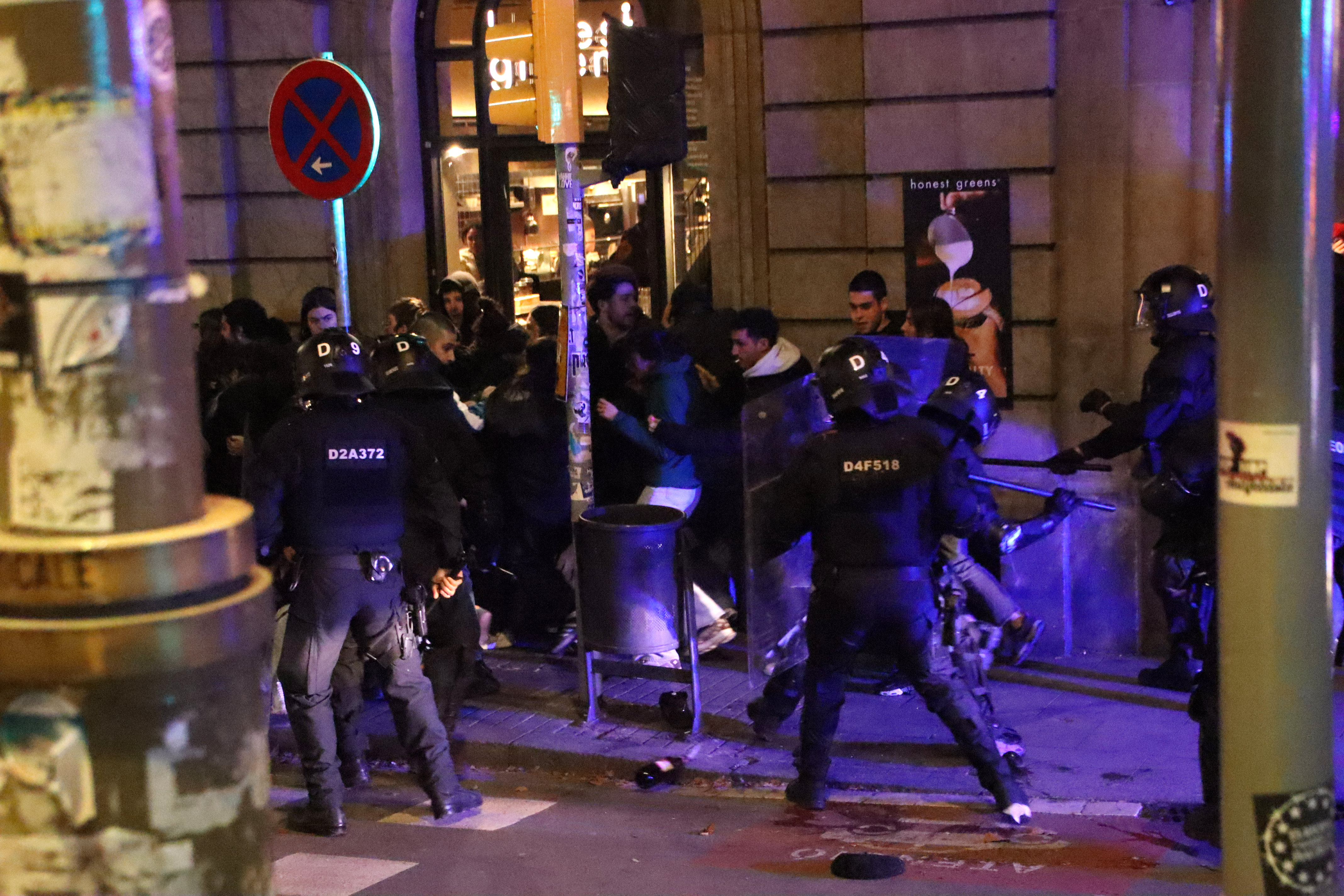 Els Mossos propinen cops de porra a manifestants a la Rambla