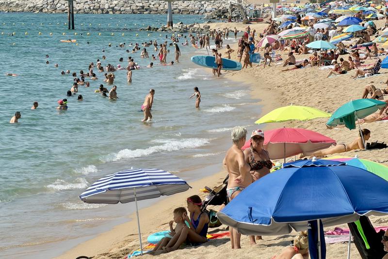 Badalona's Estació beach packed with people during the summer