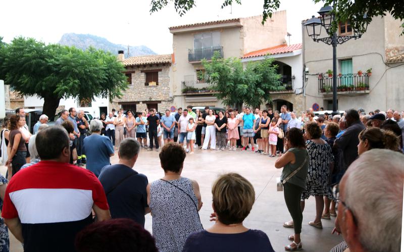 Paüls homenatja amb un minut de silenci el bomber mort a l'incendi del Baix Ebre