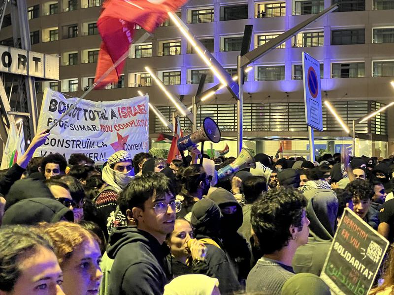 Pro-Palestine demonstrators in Barcelona in Drassanes