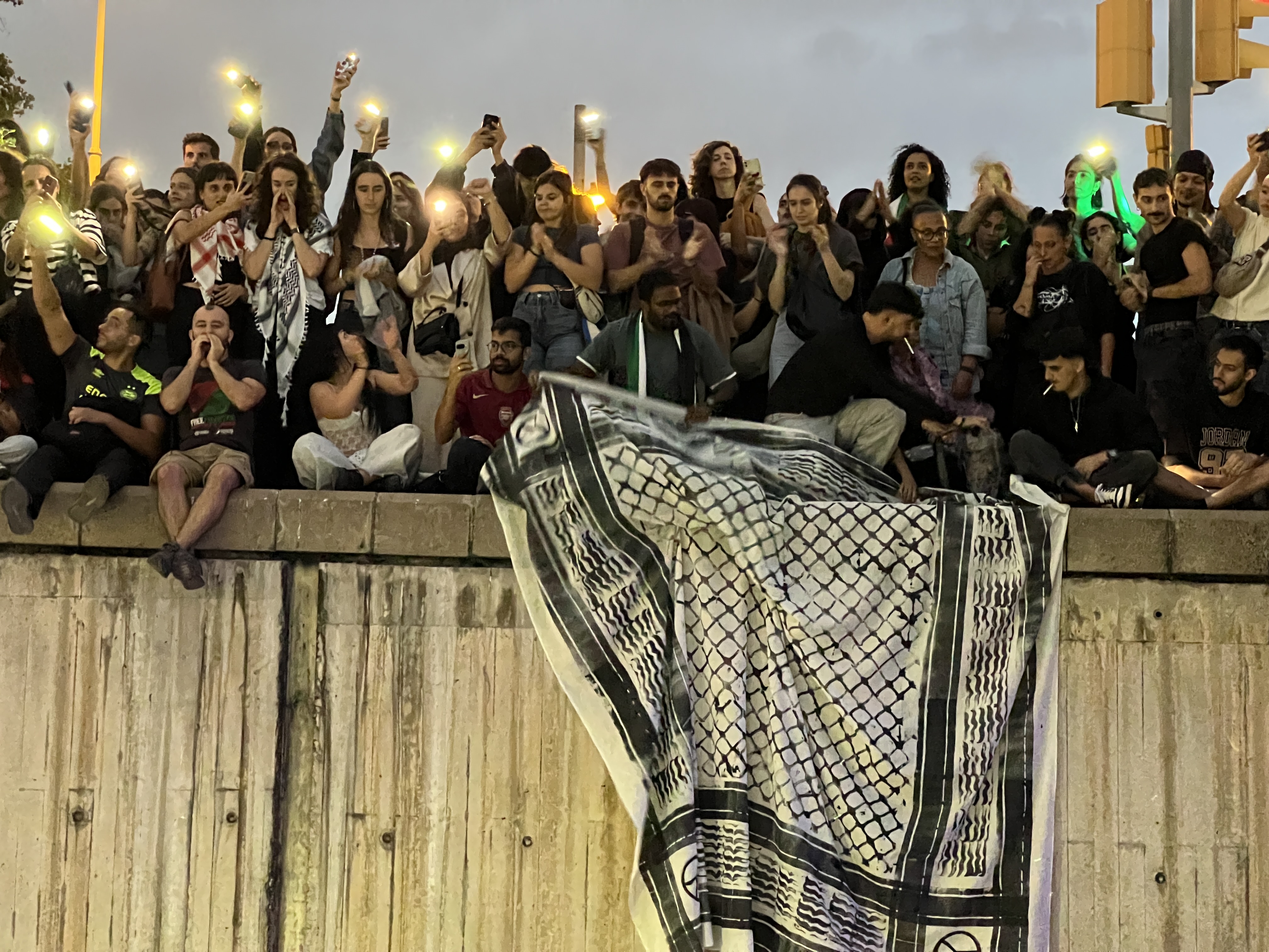 Manifestants pro Palestina a Barcelona després de l'assalt de l'exèrcit d'Israel a la Global Sumud Flotilla