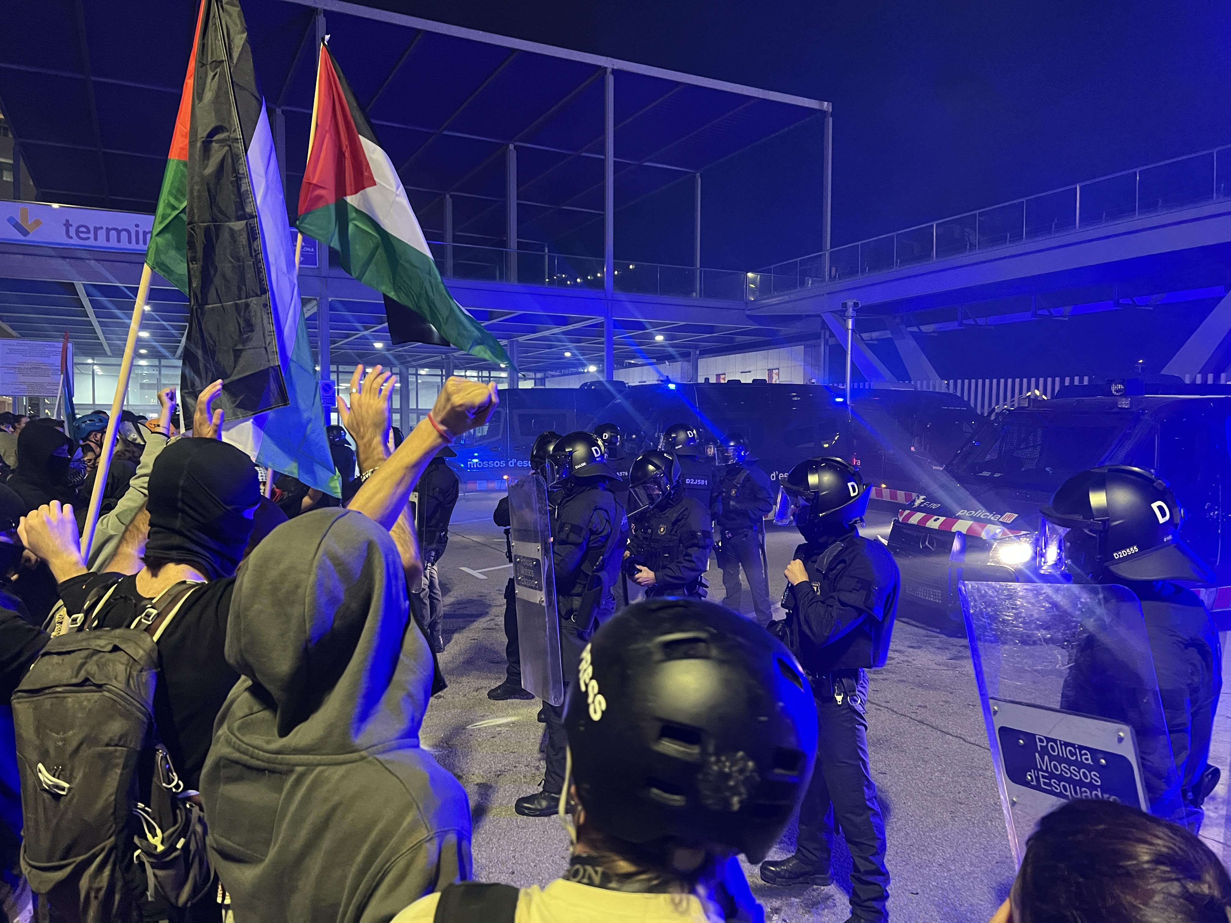 Manifestants pro Palestina davant mossos d'esquadra a Barcelona després de l'assalt de l'exèrcit d'Israel a la Global Sumud Flotilla