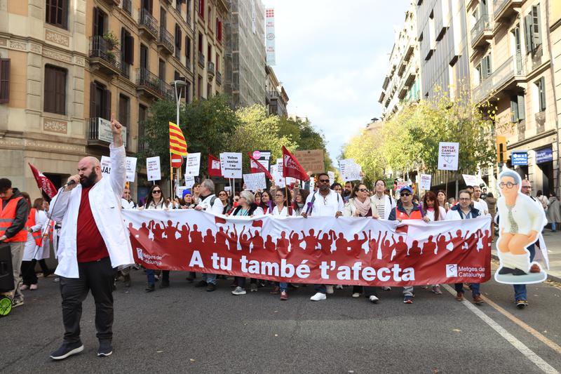 Several healthcare workers and doctors go on strike on December 9, 2025 in Barcelona calling for better working conditions