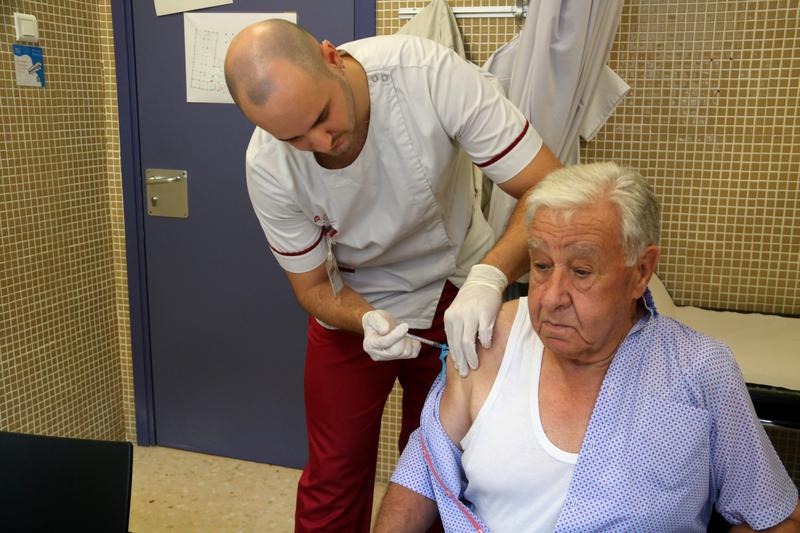 A man gets a flu shot in the CAP Baix Ebre in Tortosa, October 2024