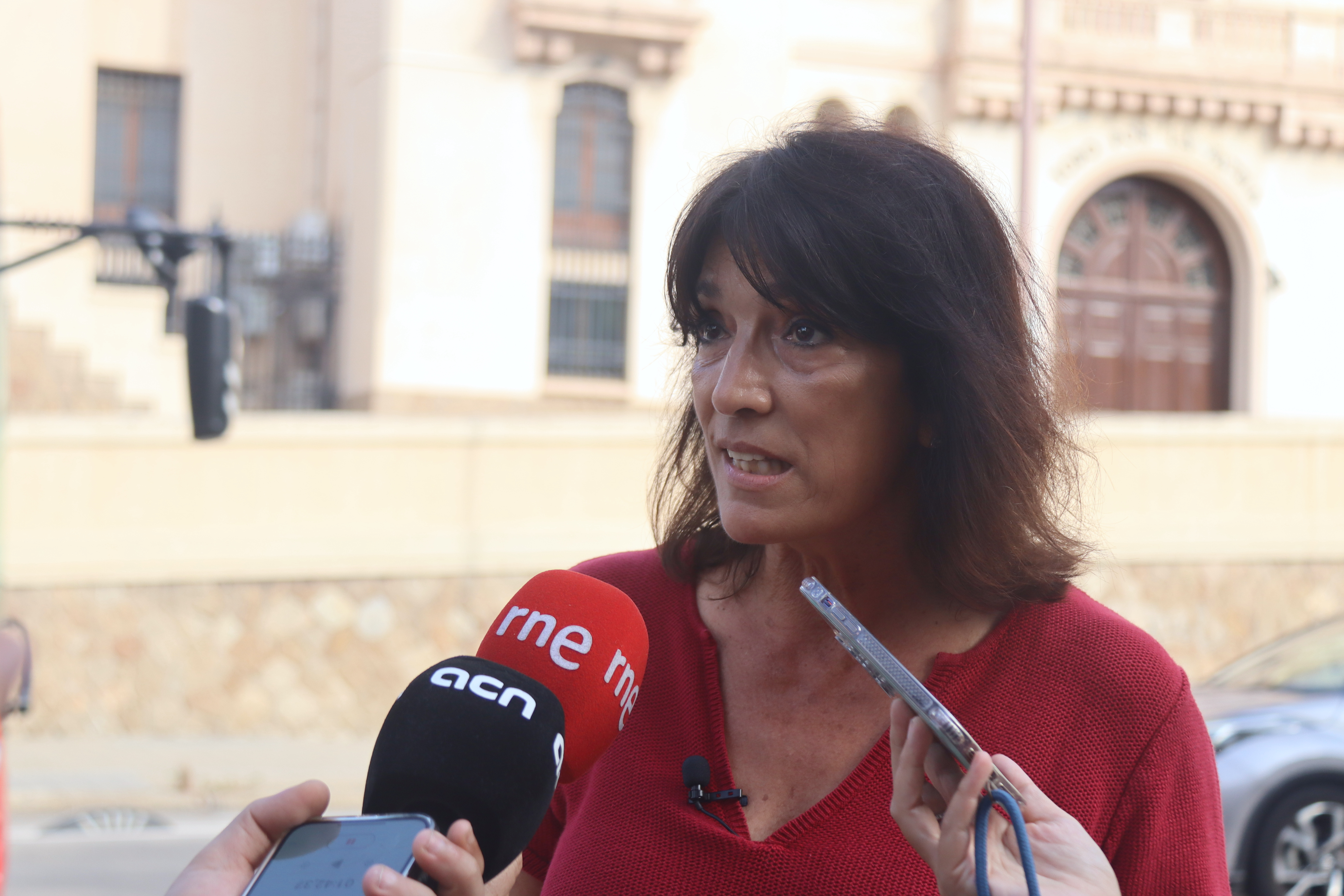 La número 2 de Junts al Congrés, Pilar Calvo, davant la Caserna del Bruc, a Barcelona