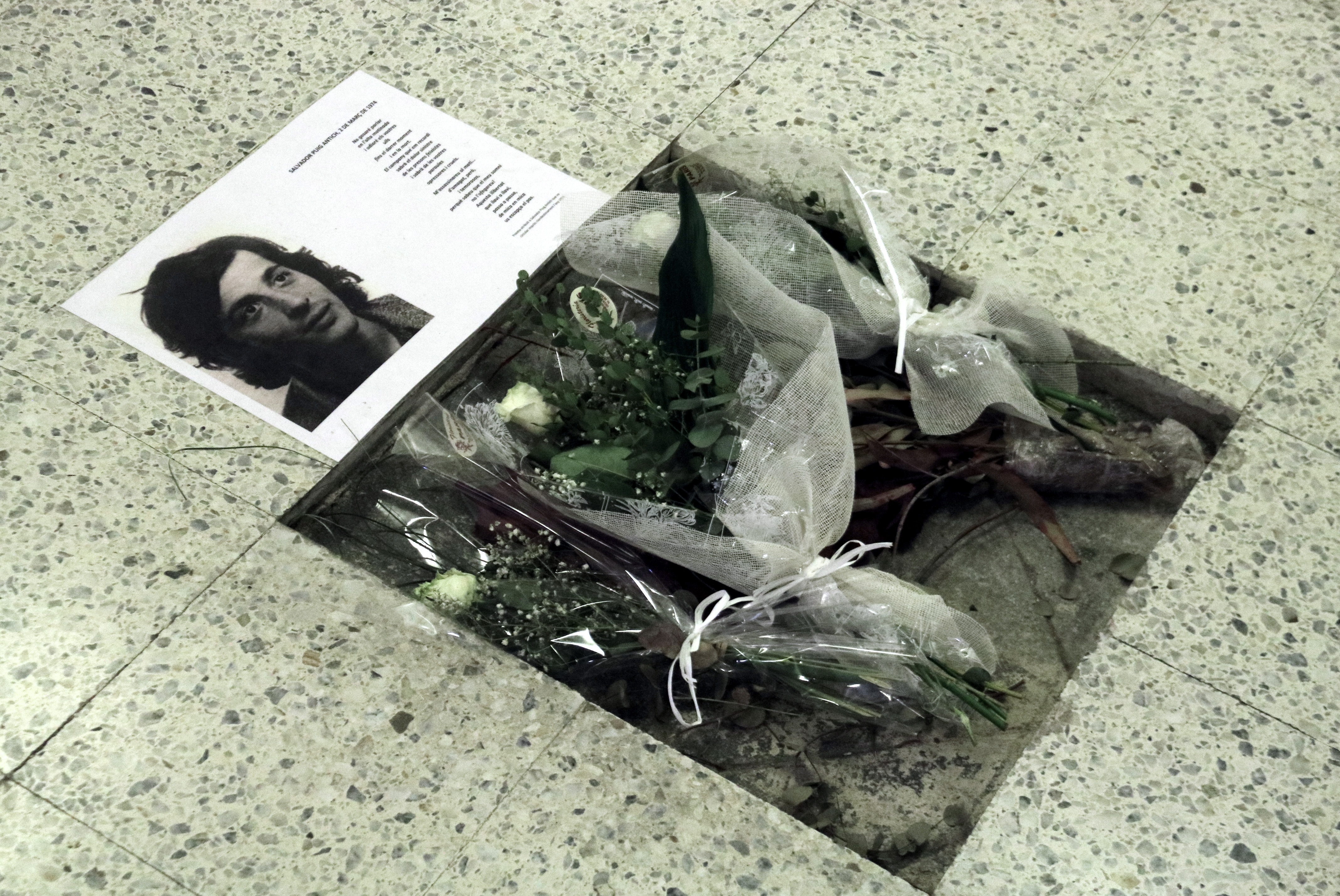 Flowers laid on the floor of La Model prison in memory of Salvador Puig Antich, 50 years after his execution