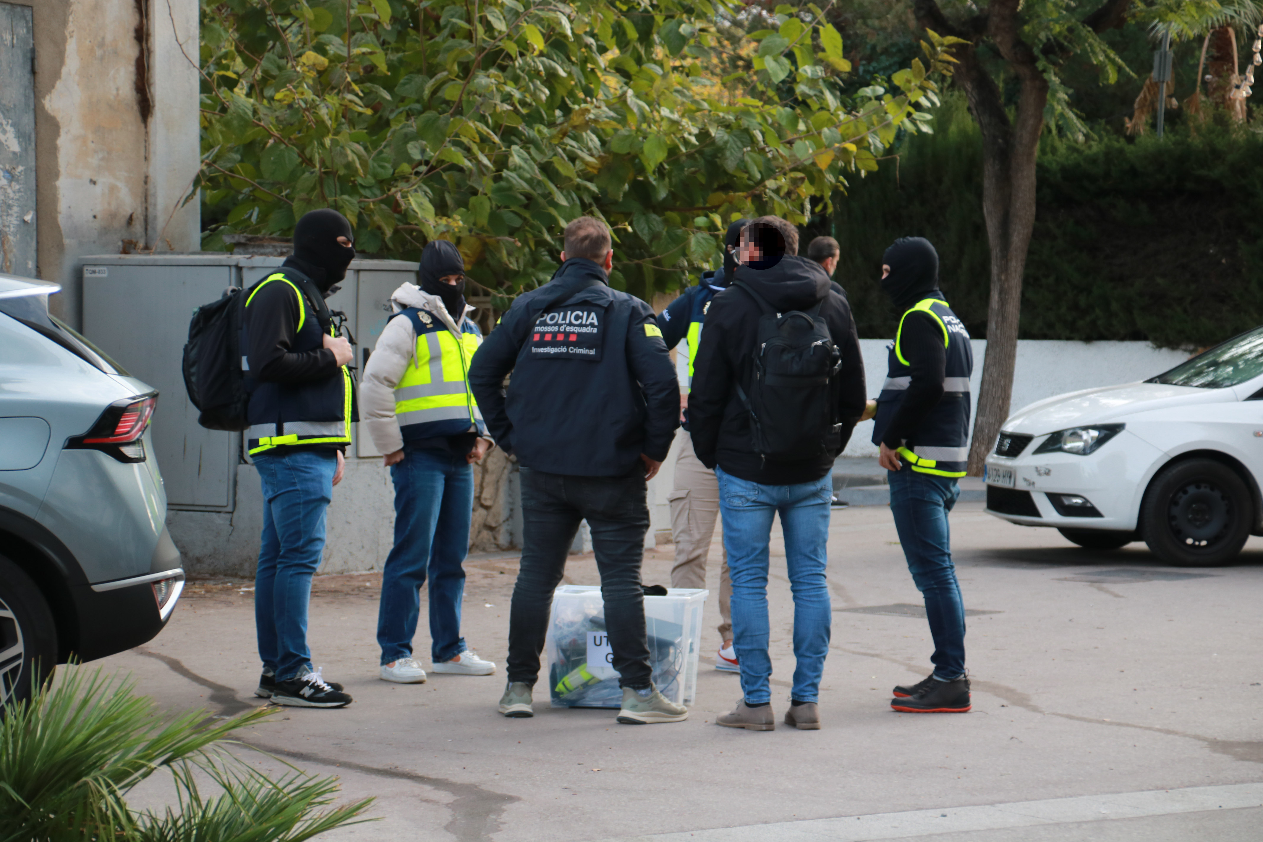 Mossos d'Esquadra and Policía Nacional officers on Carrer Carles Buïgas in Salou during the police operation