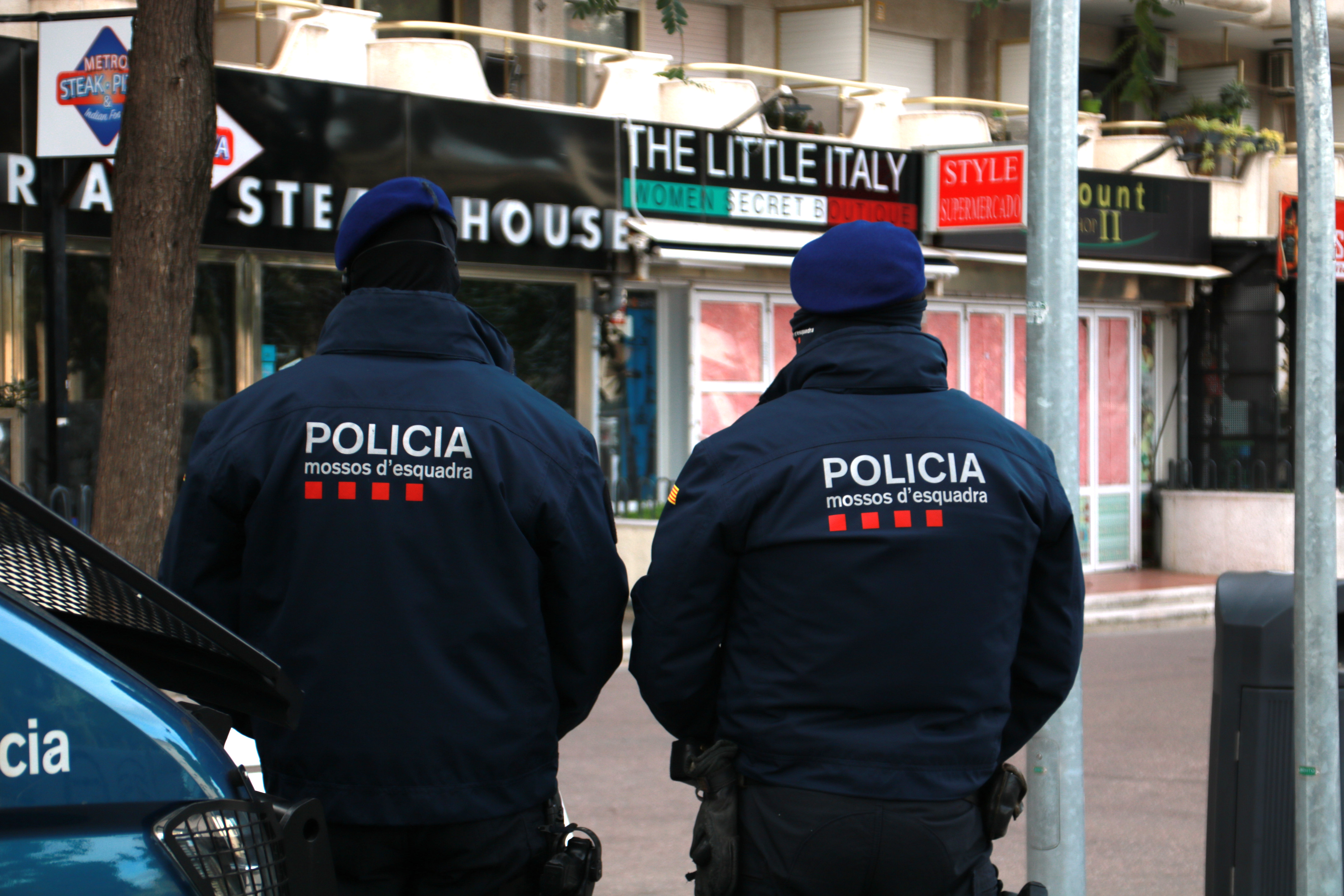 Two Mossos d'Esquadra officers on Carrer Carles Buïgas in Salou during the gang raid