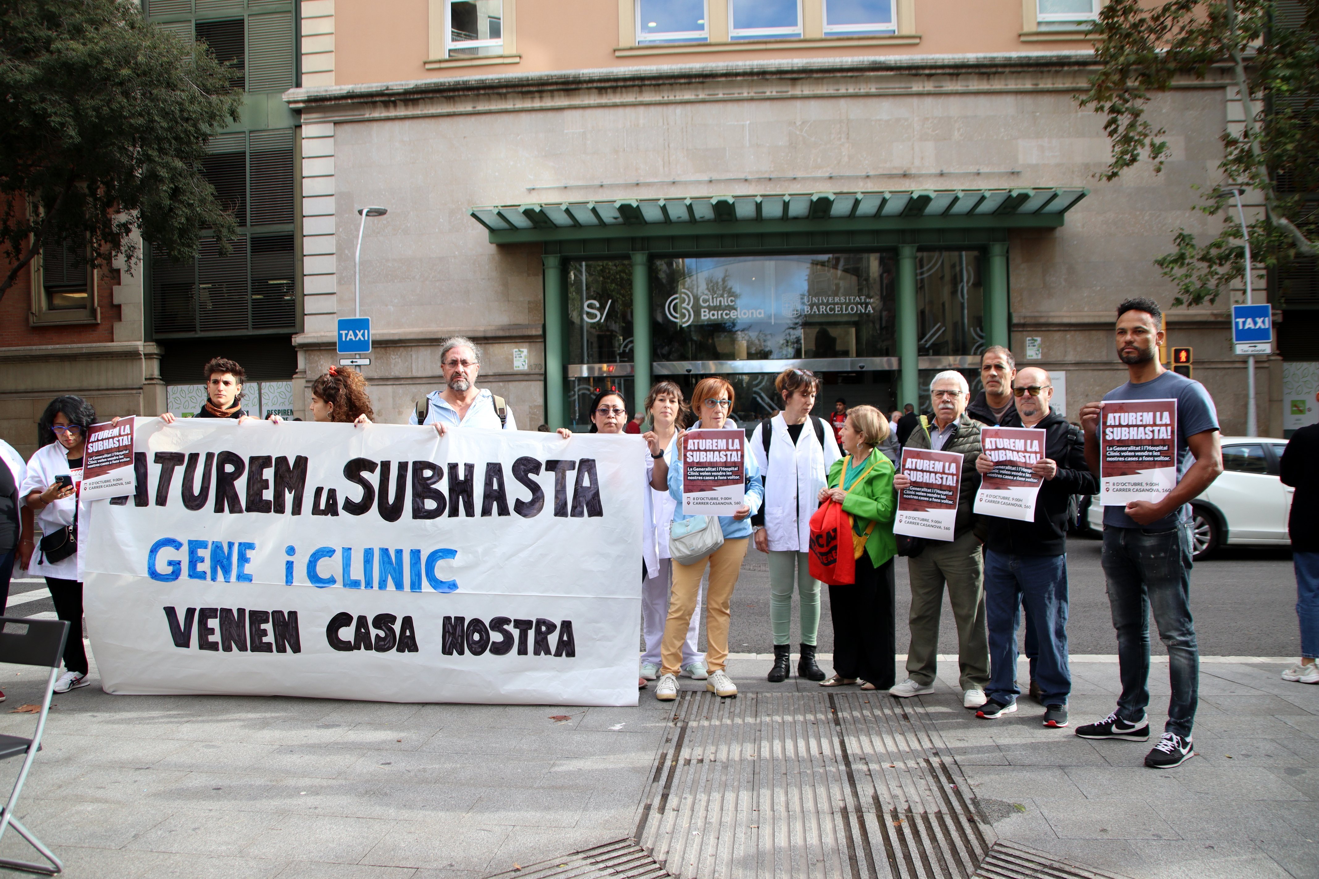 Members of the Tenants' Union, neighbors and workers of the Clínic Hospital protest against the auction of five buildings.