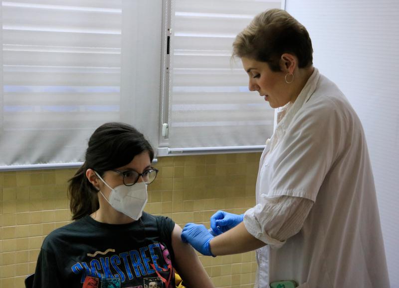 A pregnant woman receives the flu vaccine at the Ramon Turró Primary Care Center