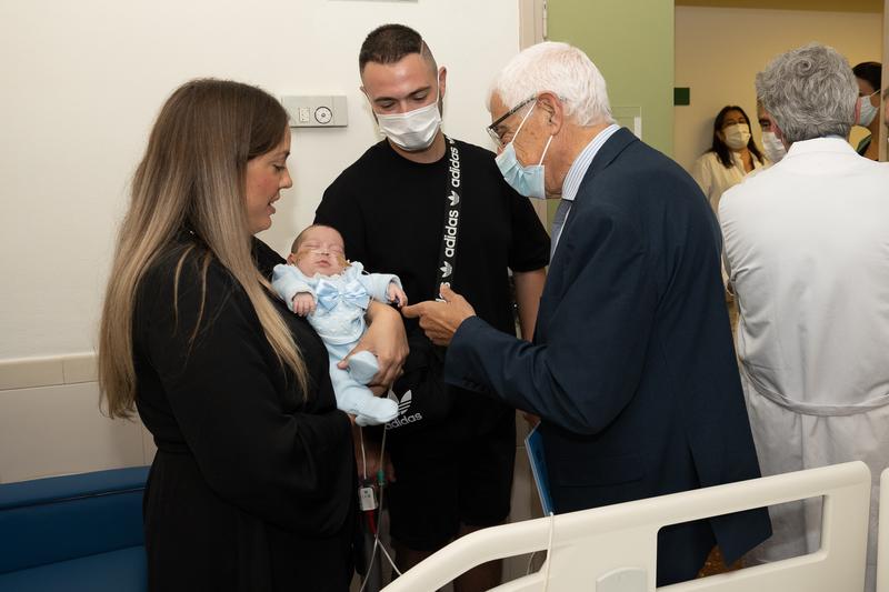Baby Jesús with his parents and the health minister, Manel Balcells