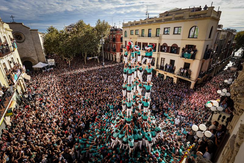 Castellers of Vilafranca building a '9 de 9 amb folre' human tower