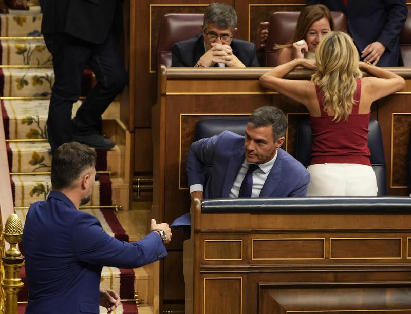 ERC's Gabriel Rufián and the Socialist acting PM Pedro Sánchez photographed in the Spanish Congress, August 17, 2023