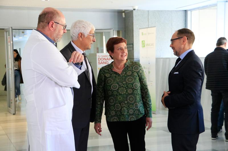Maria Rosa Vergés, one of the patients operated on with the new procedure that restored the functionality of the abdomen in Hospital Sant Pau, speaks with medical professionals and Catalonia's health minister, Manel Balcells