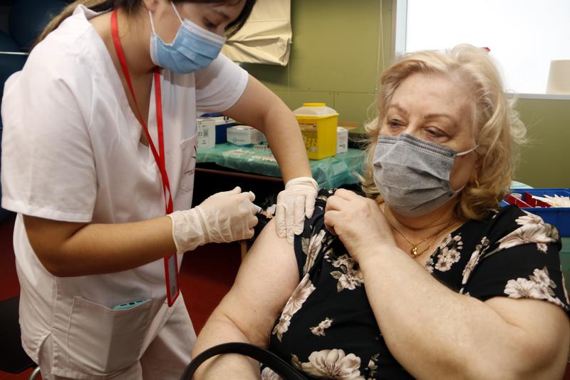 A woman over 60 receiving a vaccine for both the flu and Covid-19 in CAP Cappont primary center, in Lleida, in October 2022
