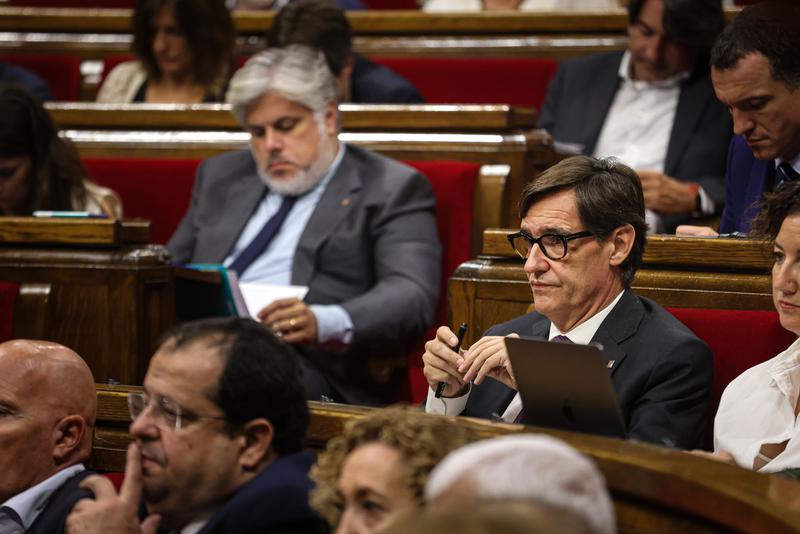 Leader of the Catalan Socialists, Salvador Illa, and Junts' Albert Batet in the Catalan parliament 