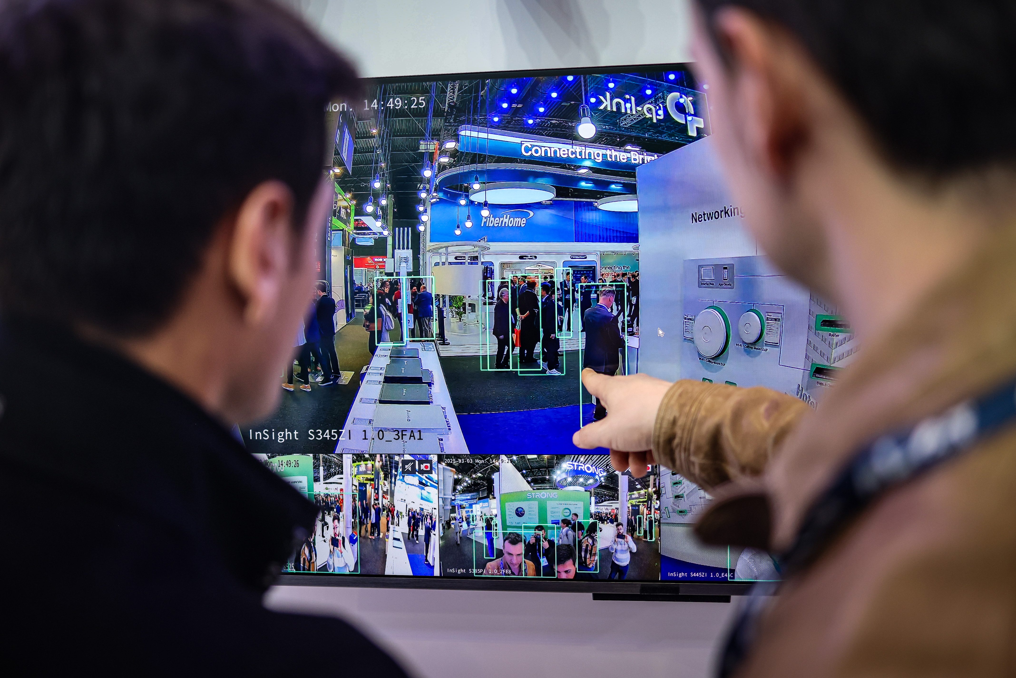 Dos assistents al MWC 2025