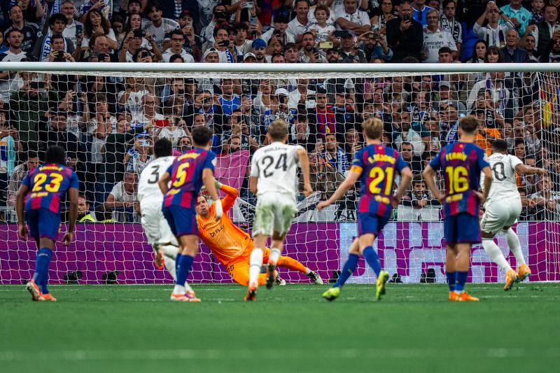Wojciech Szczesny saves Kylian Mbappé's penalty kick during Barça's 2-1 defeat away to Real Madrid