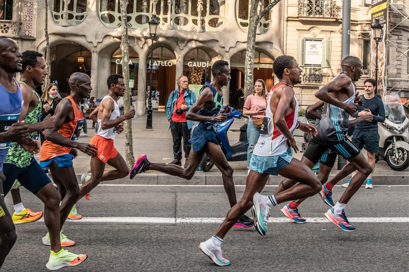 Barcelona Marathon runners in front of Antoni Gaudí Casa Batlló on Passeig de Gràcia on May 8, 2022