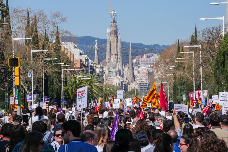 The doctors' protest in Barcelona, with the Sagrada Família in the background