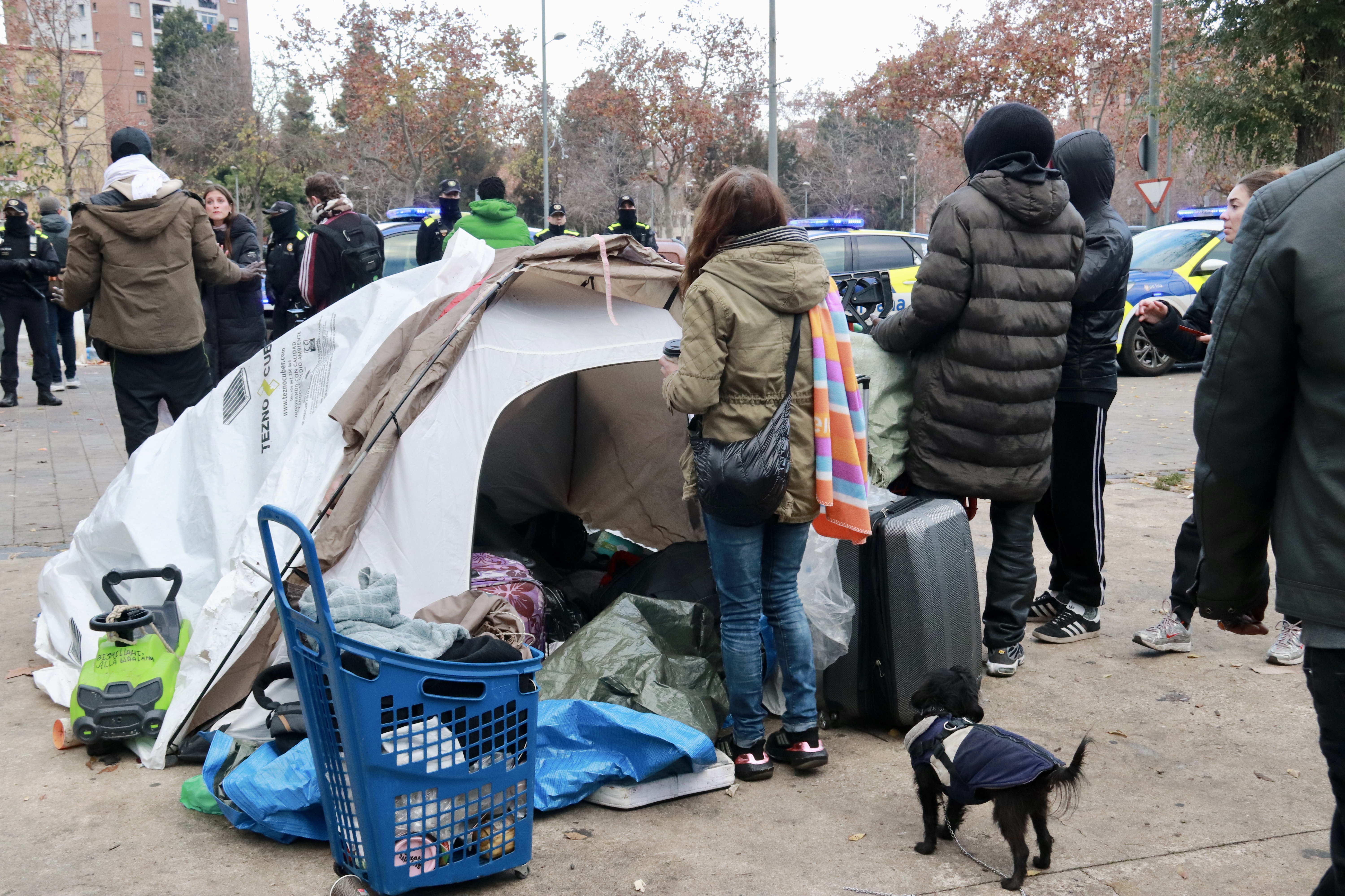Migrants evicted of the B9 old high school in Badalona sleep on the street on December 19, 2025