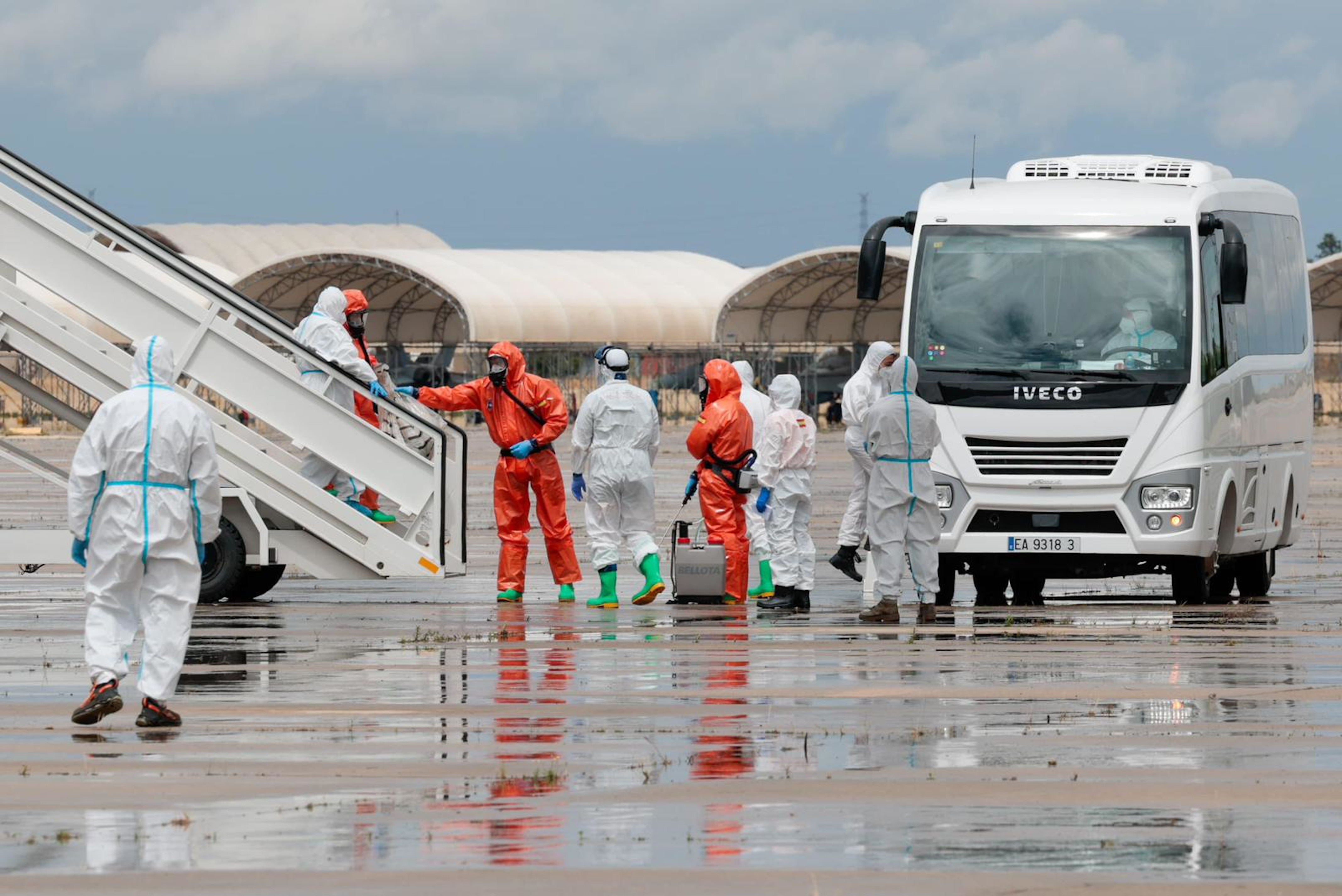 Passengers that landed in Torrejón de Ardoz are removed the plane