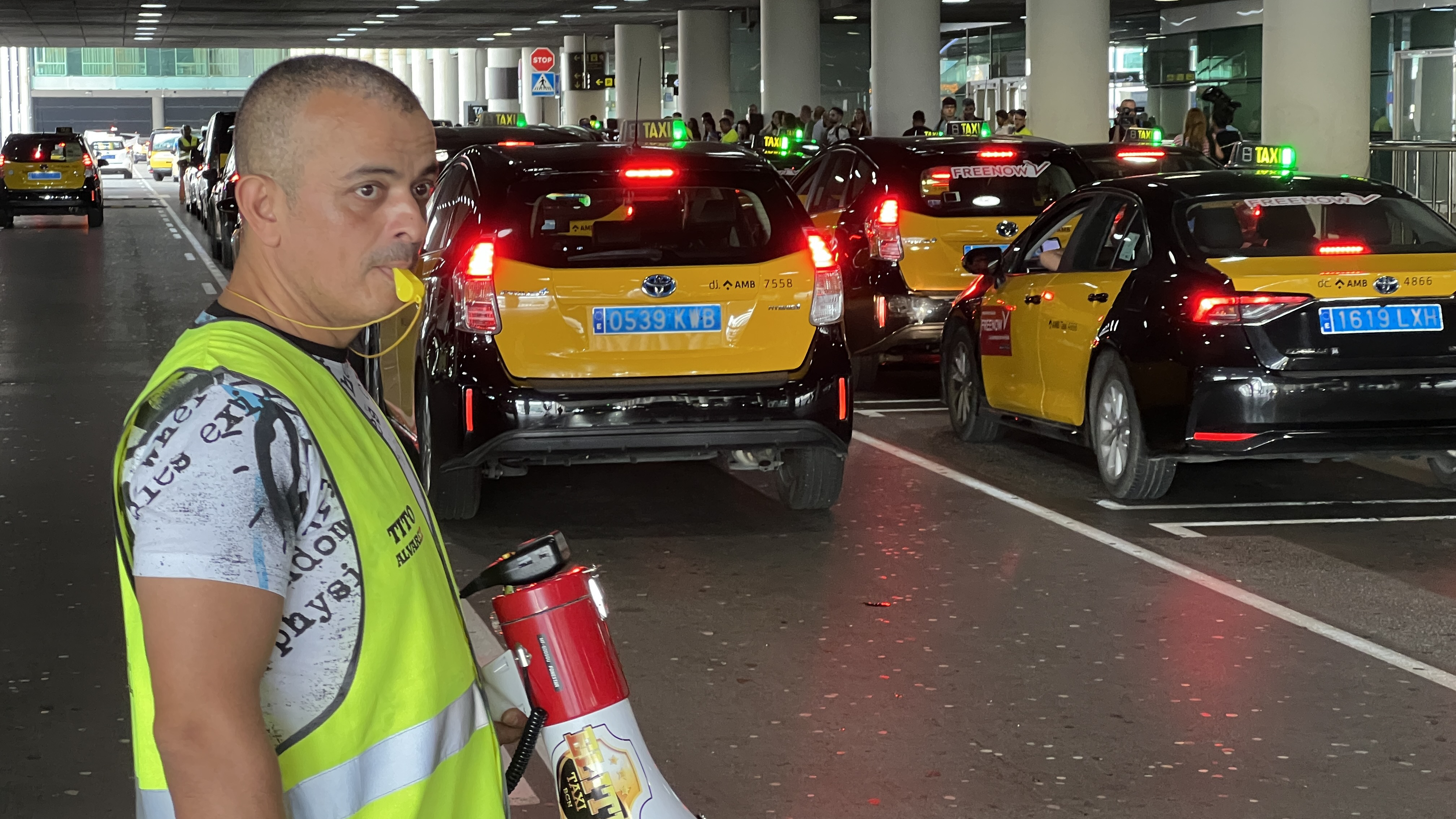 Élite Taxi union leader Tito Álvarez during a protest.