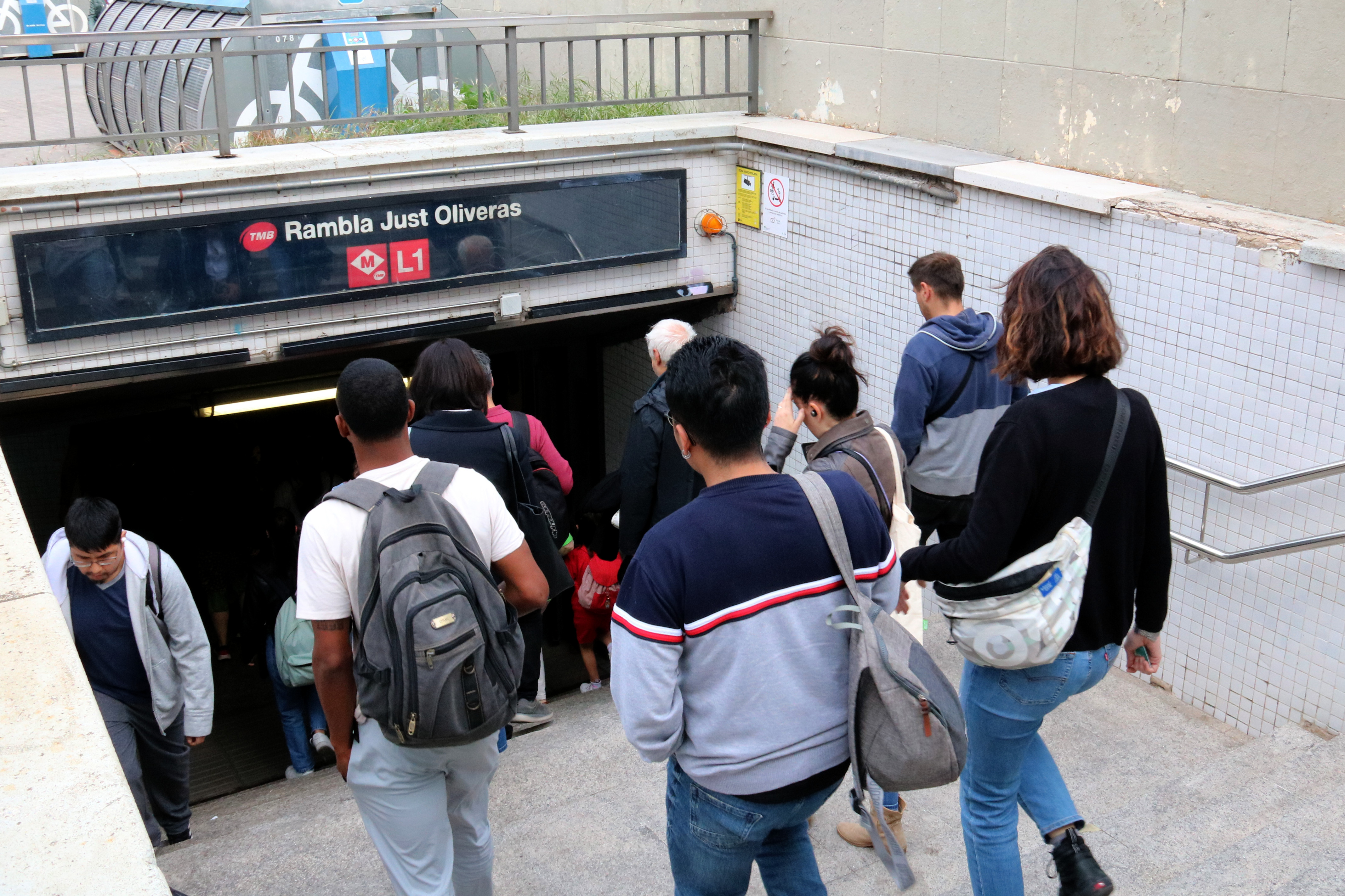 People enter the metro at Rambla Just Oliveras