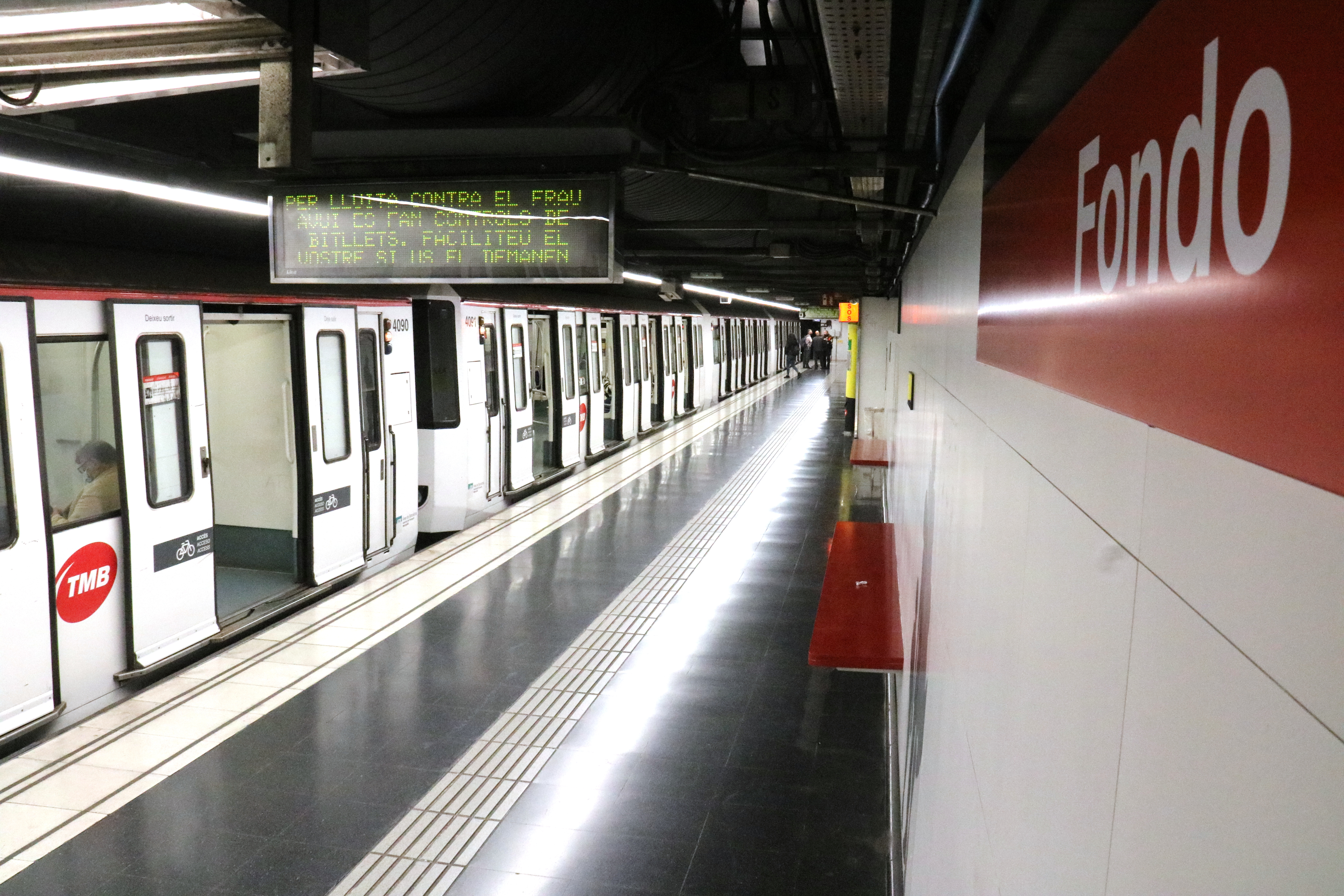 The platform at the Fondo metro station