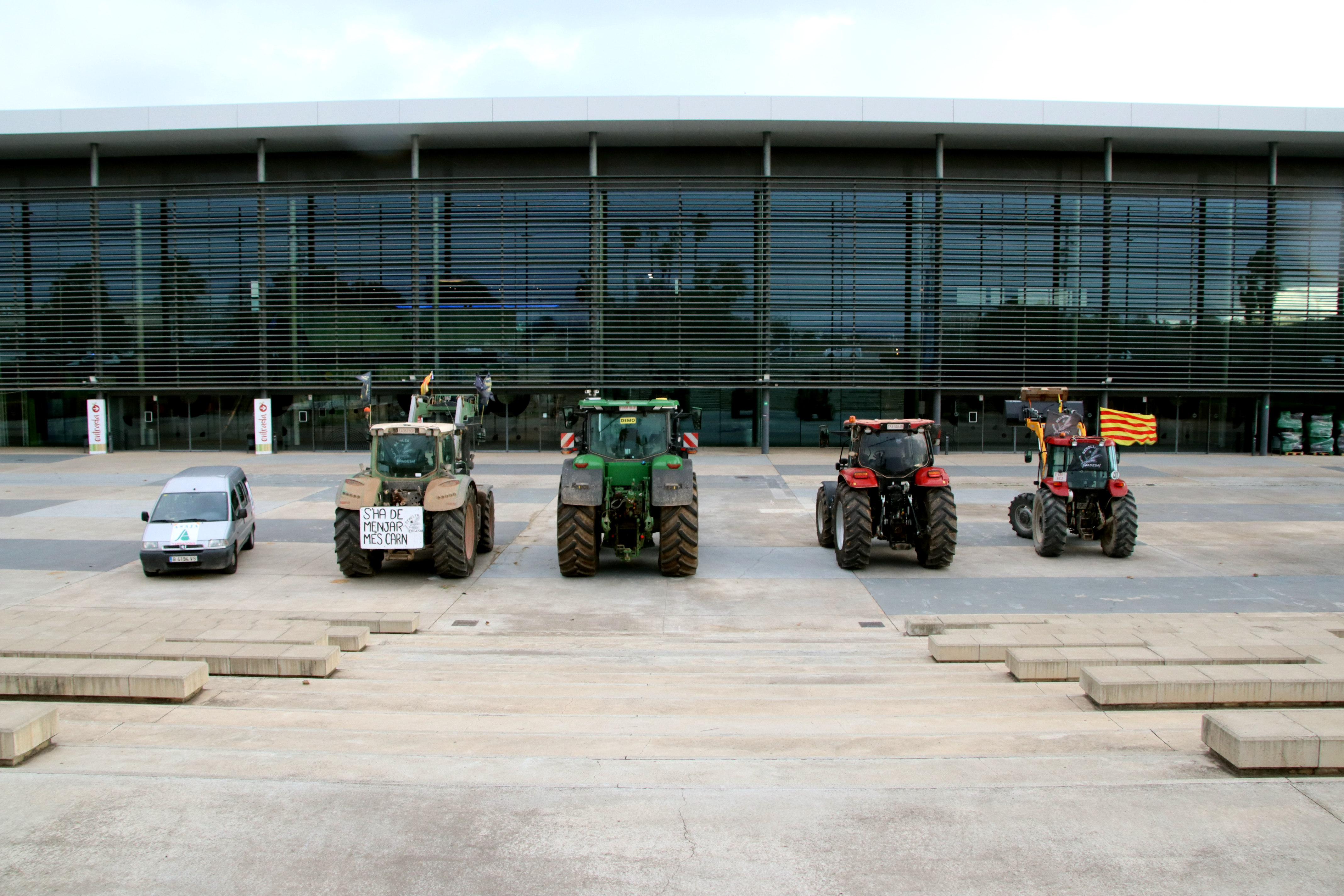 Farmers’ tractors blocking access to the Port of Tarragona