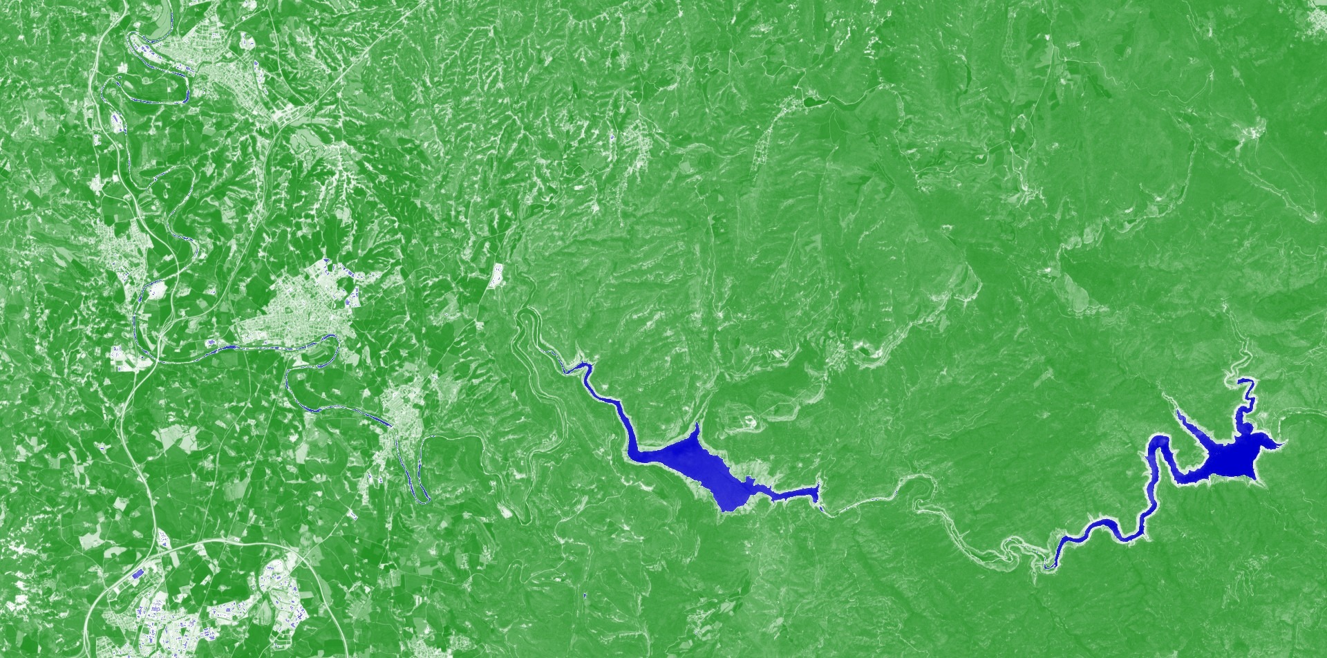 El riu Ter, al pas per Roda de Ter, amb els embassaments de Sau i de Susqueda, l'11 de maig del 2024, en imatges mostrades amb el visor d'Índex normalitzat d'aigua, que destaca en blau les zones on hi ha masses d'aigua i pinta en verd tota la resta