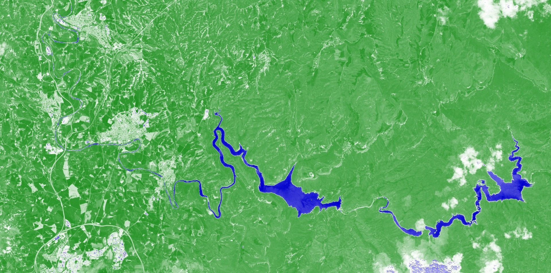 El riu Ter, al pas per Roda de Ter, amb els embassaments de Sau i de Susqueda, el 13 de maig del 2025, en imatges mostrades amb el visor d'Índex normalitzat d'aigua, que destaca en blau les zones on hi ha masses d'aigua i pinta en verd tota la resta
