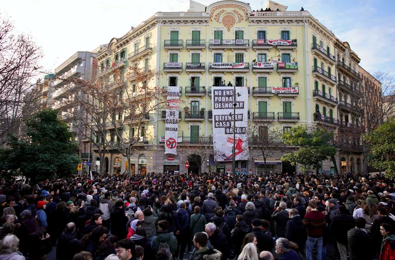 Crowds of protesters in front of Casa Orsola in Barcelona’s Eixample district on January 31, 2025