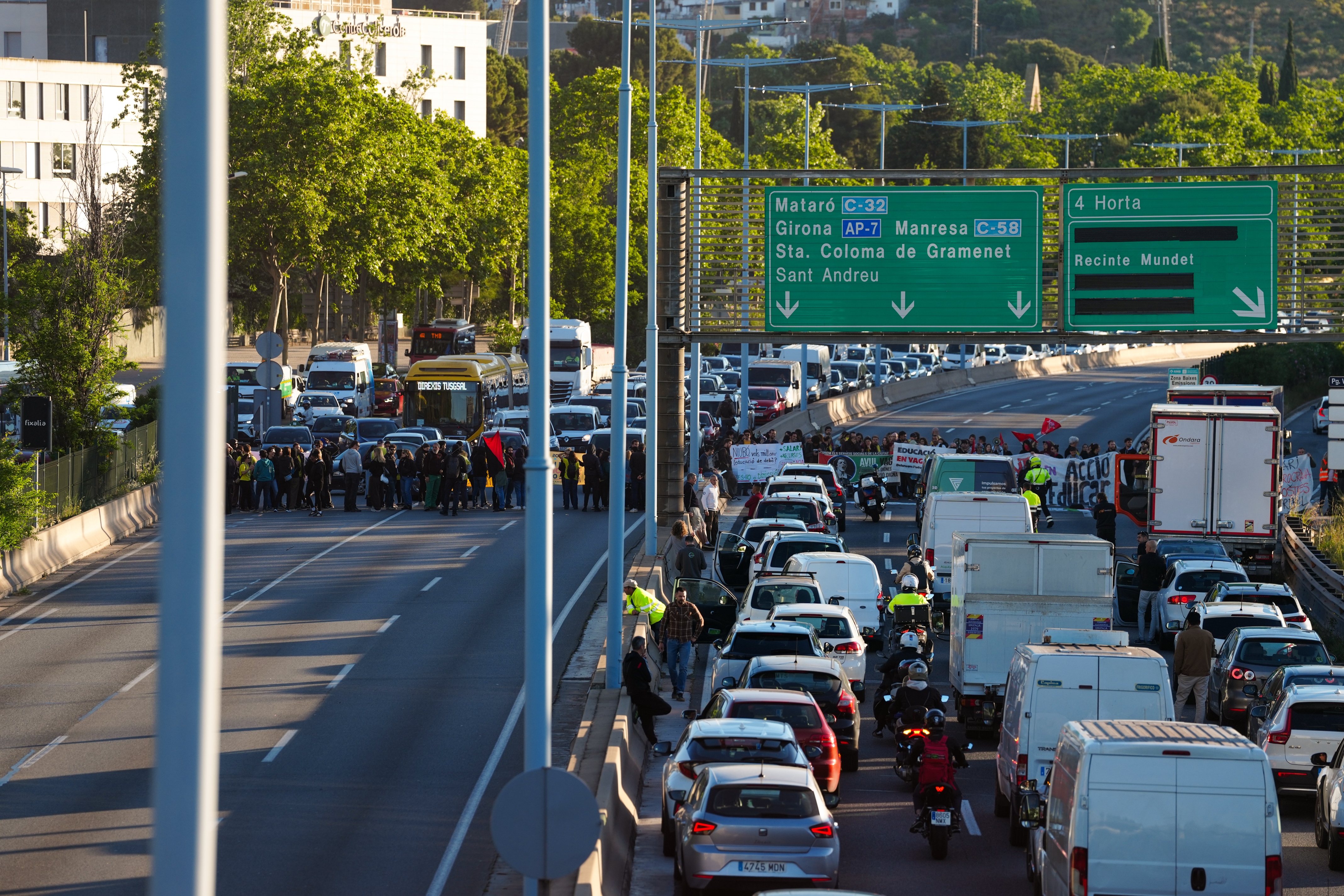 Teachers block the B-20 in Mundet