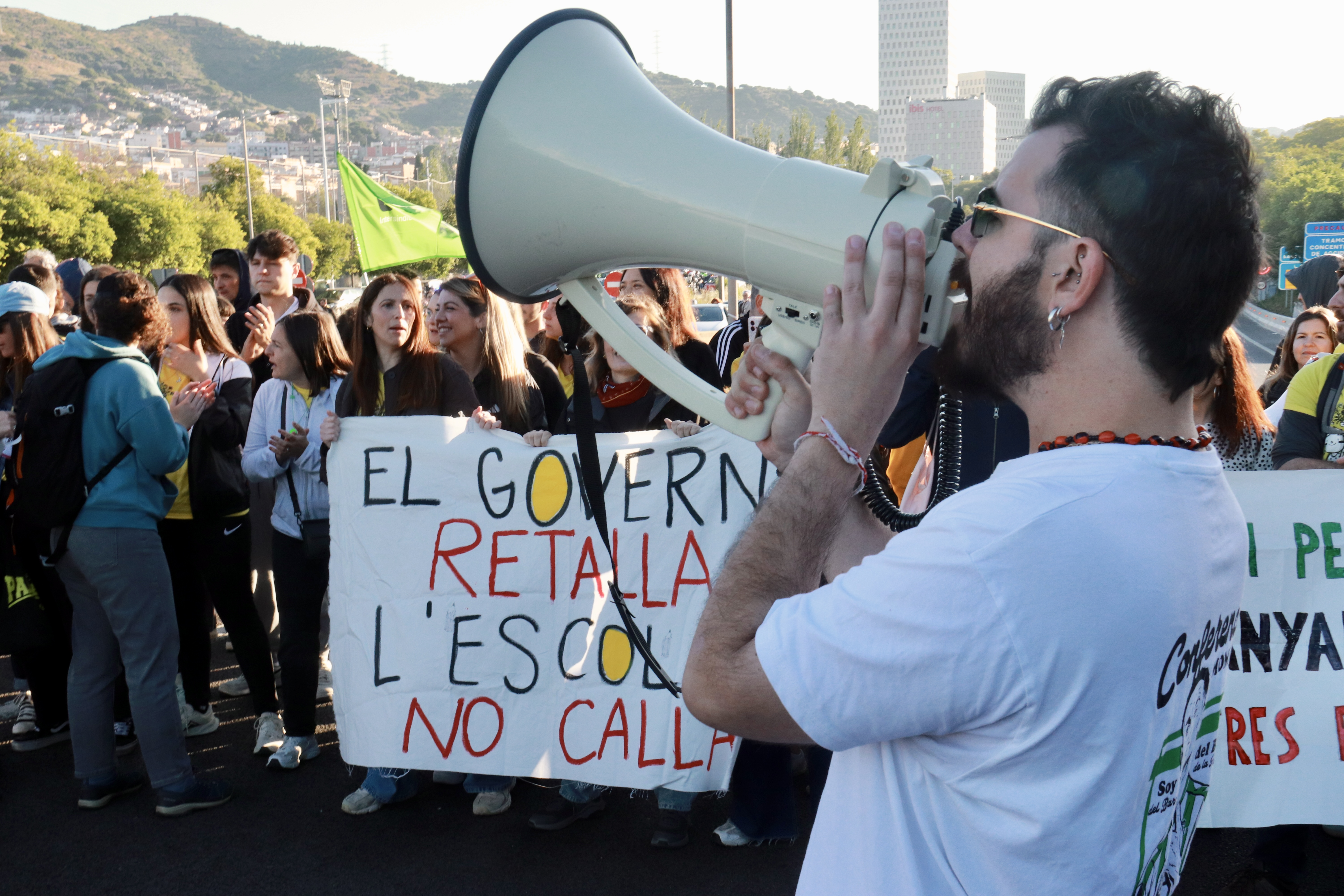 Teachers blocking the B-20 at Santa Coloma de Gramenet