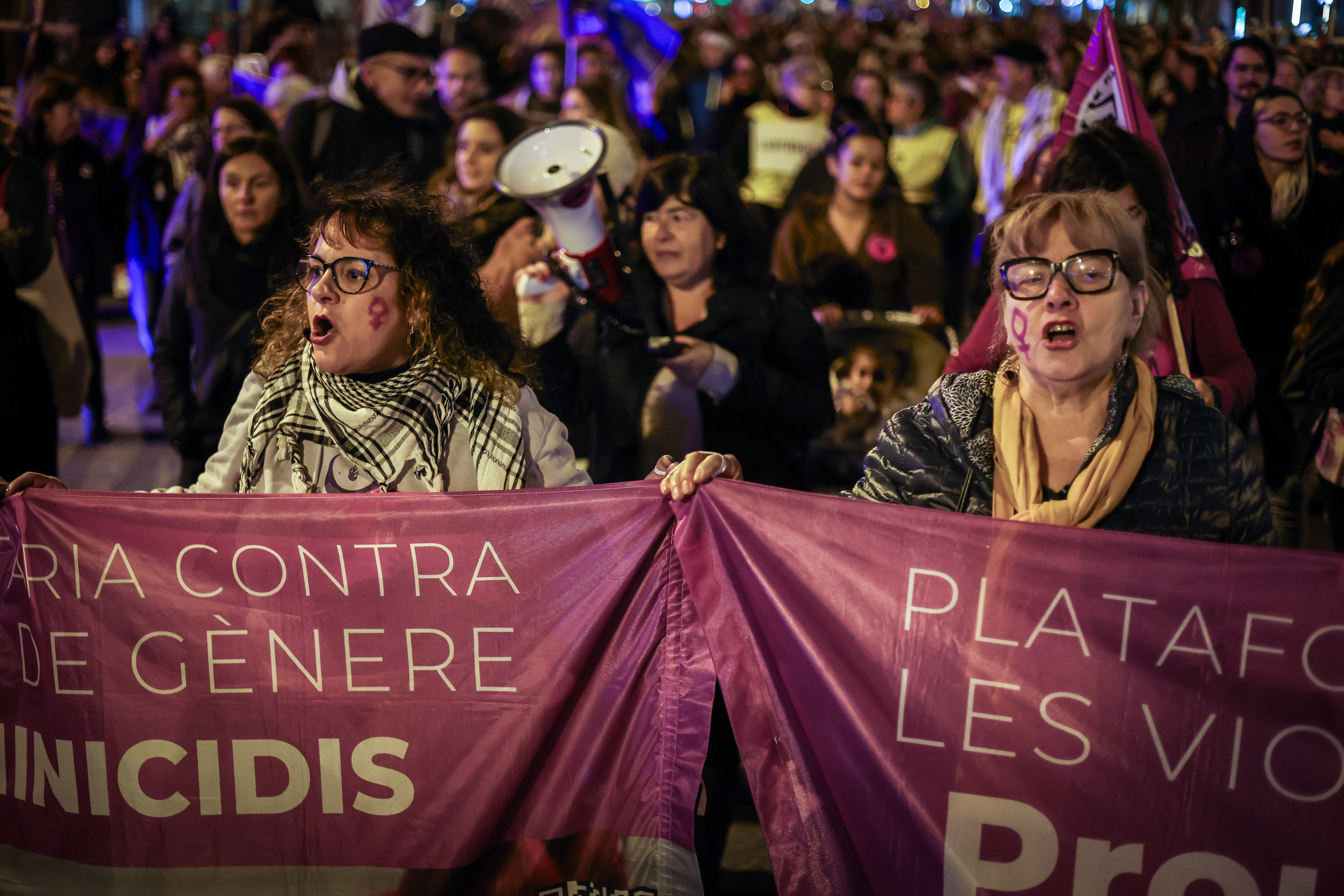 Protesters shout slogans at the 25-N demonstration in Barcelona.