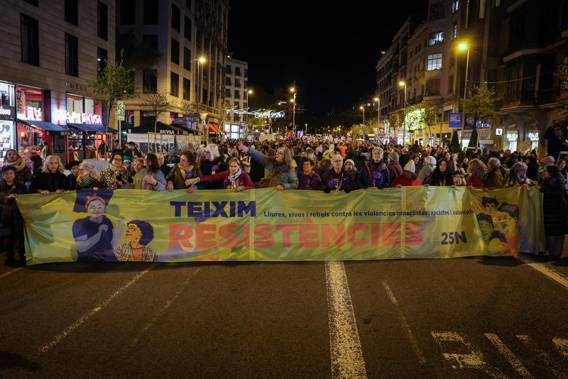 Feminist march in Barcelona on November 25 under the banner 'Weaving Resistance'