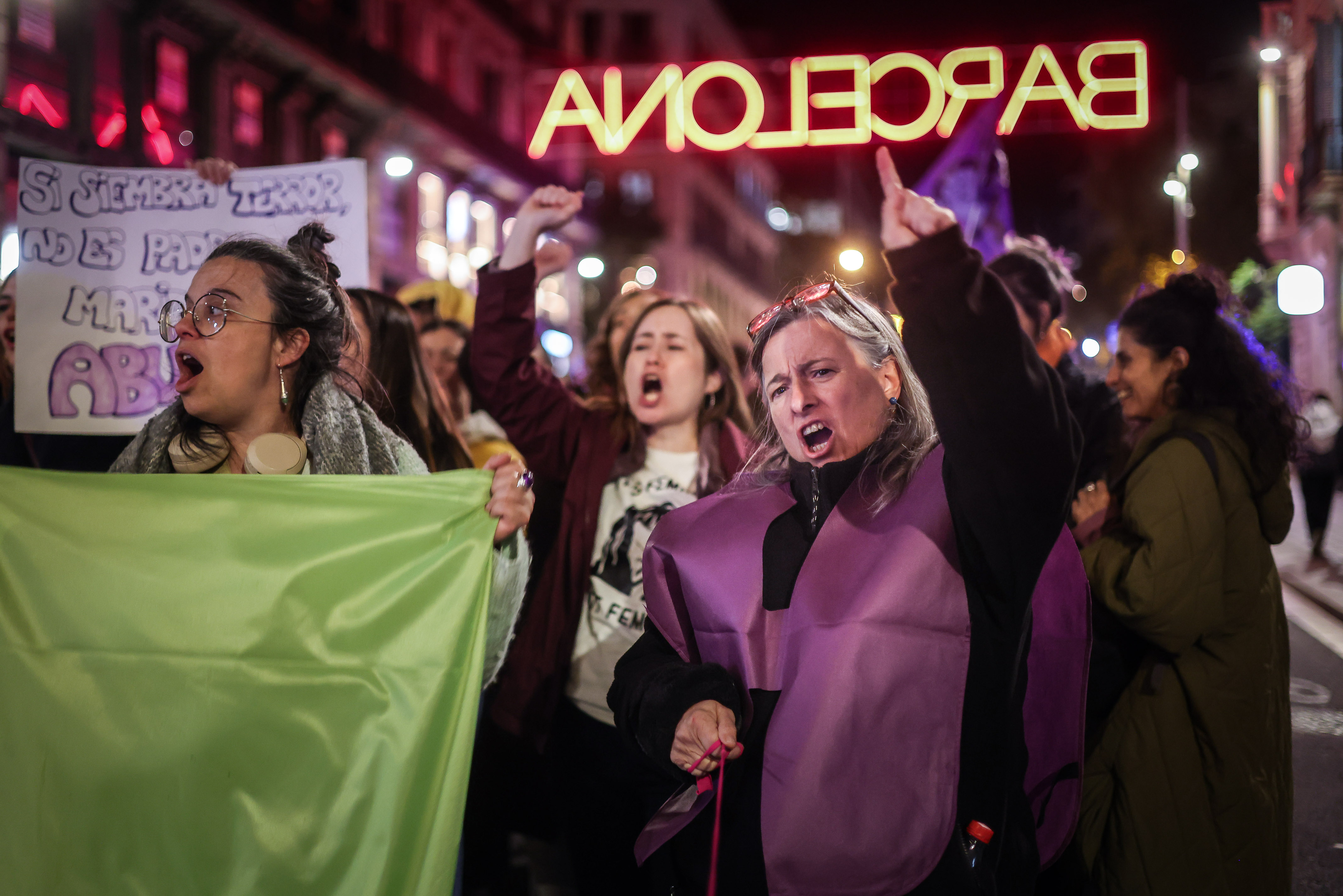 Several women shout slogans during the feminist demonstration on November 25th in Barcelona.