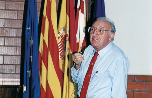 Joan Oró giving a lecture