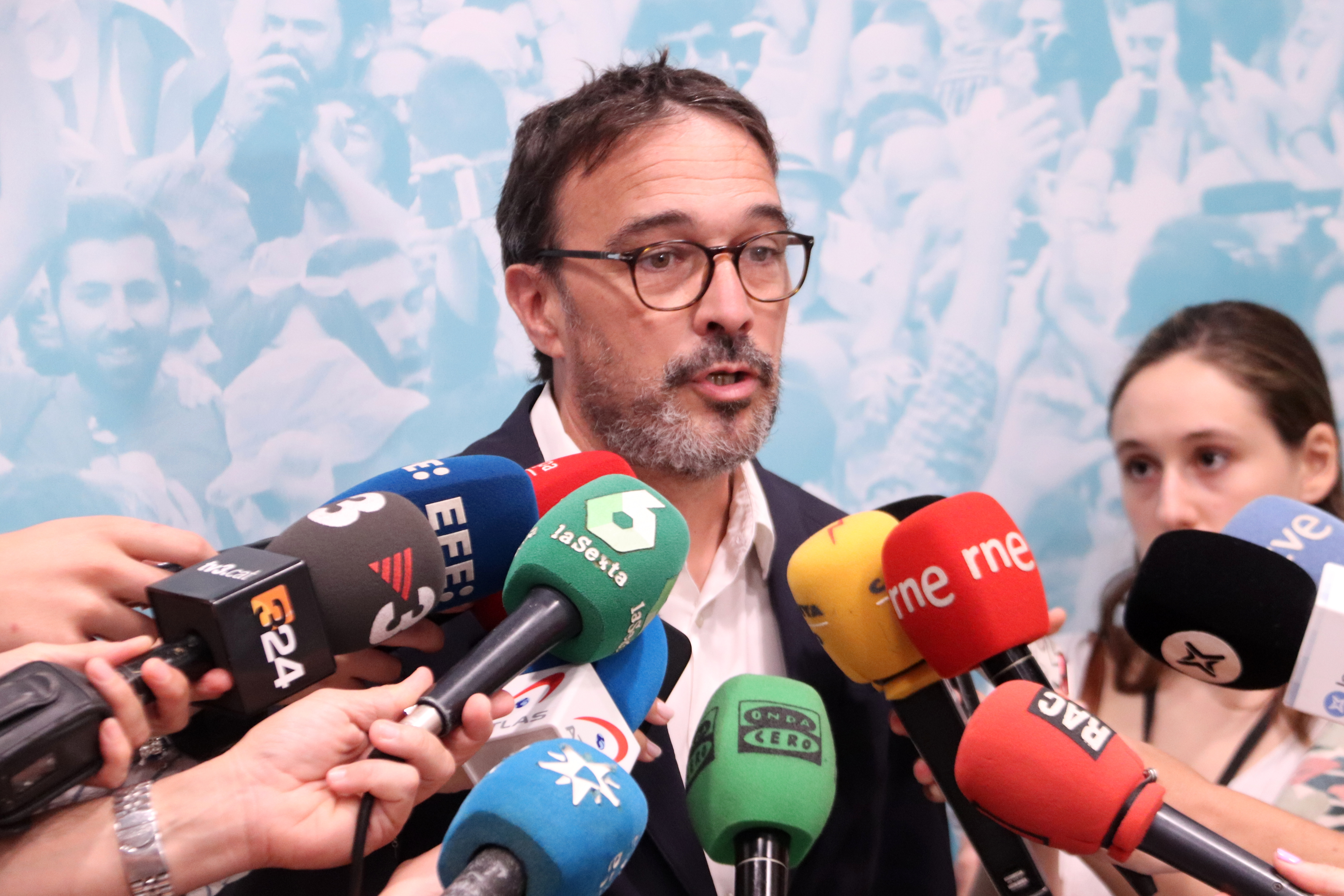 Catalan pro-independence Junts spokesperson Josep Rius speaking to media outlets on September 14, 2023