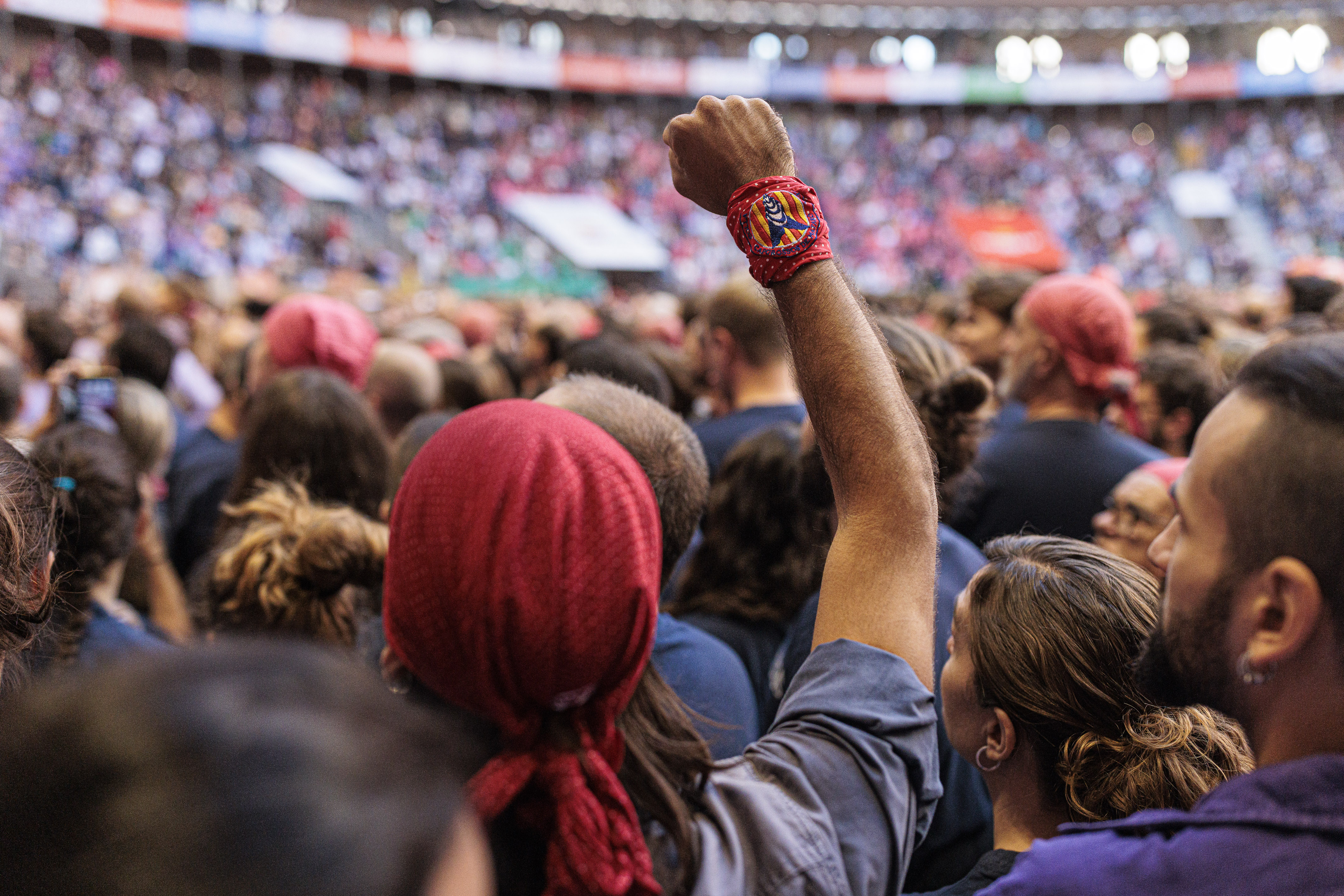 A casteller celebrating during the 2022 Concurs de Castells.