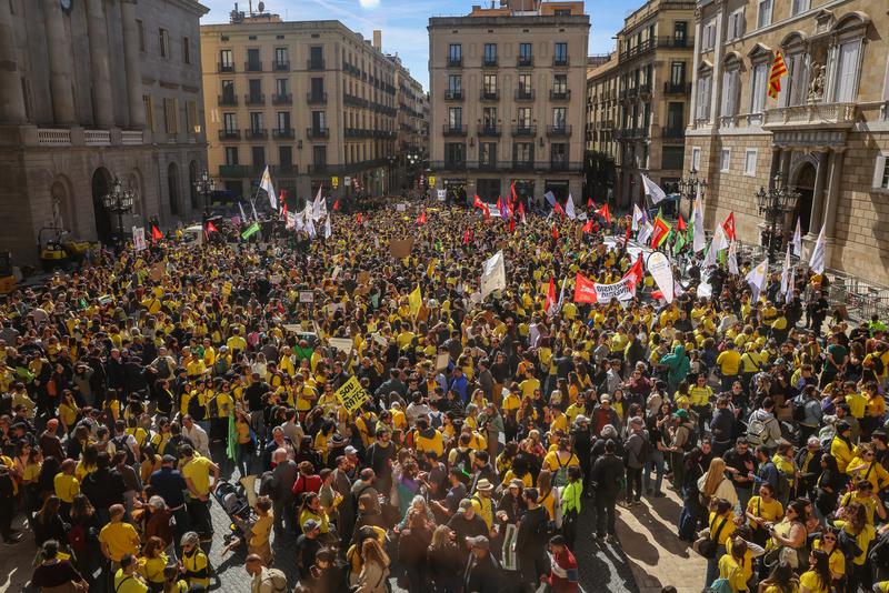 Plaça Sant Jaume in Barcelona filled with protesting teachers on strike