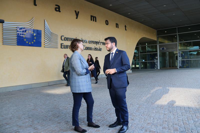 Catalan president Pere Aragonès and foreign action minister Meritxell Serret outside the European Commission headquarters