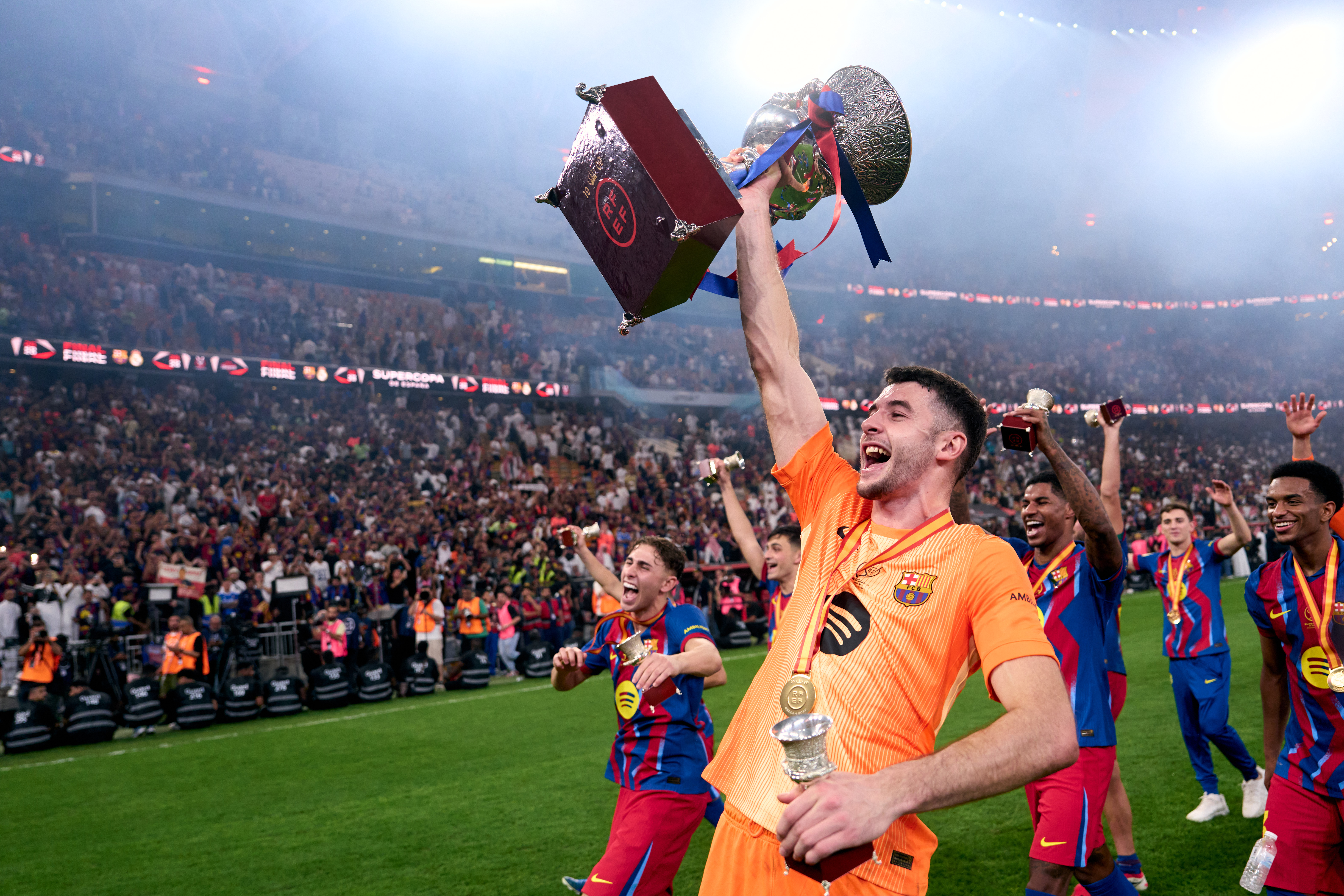 Joan García raises the Spanish Super Cup trophy after winning it against Real Madrid CF