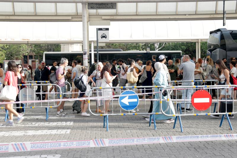 The line to get on the buses from Vilanova i la Geltrú to Sitges on Wednesday morning