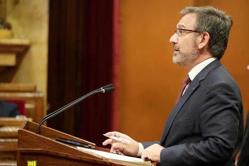 The Minister for Language Policy, Francesc Xavier Vila, giving a speech in Parliament