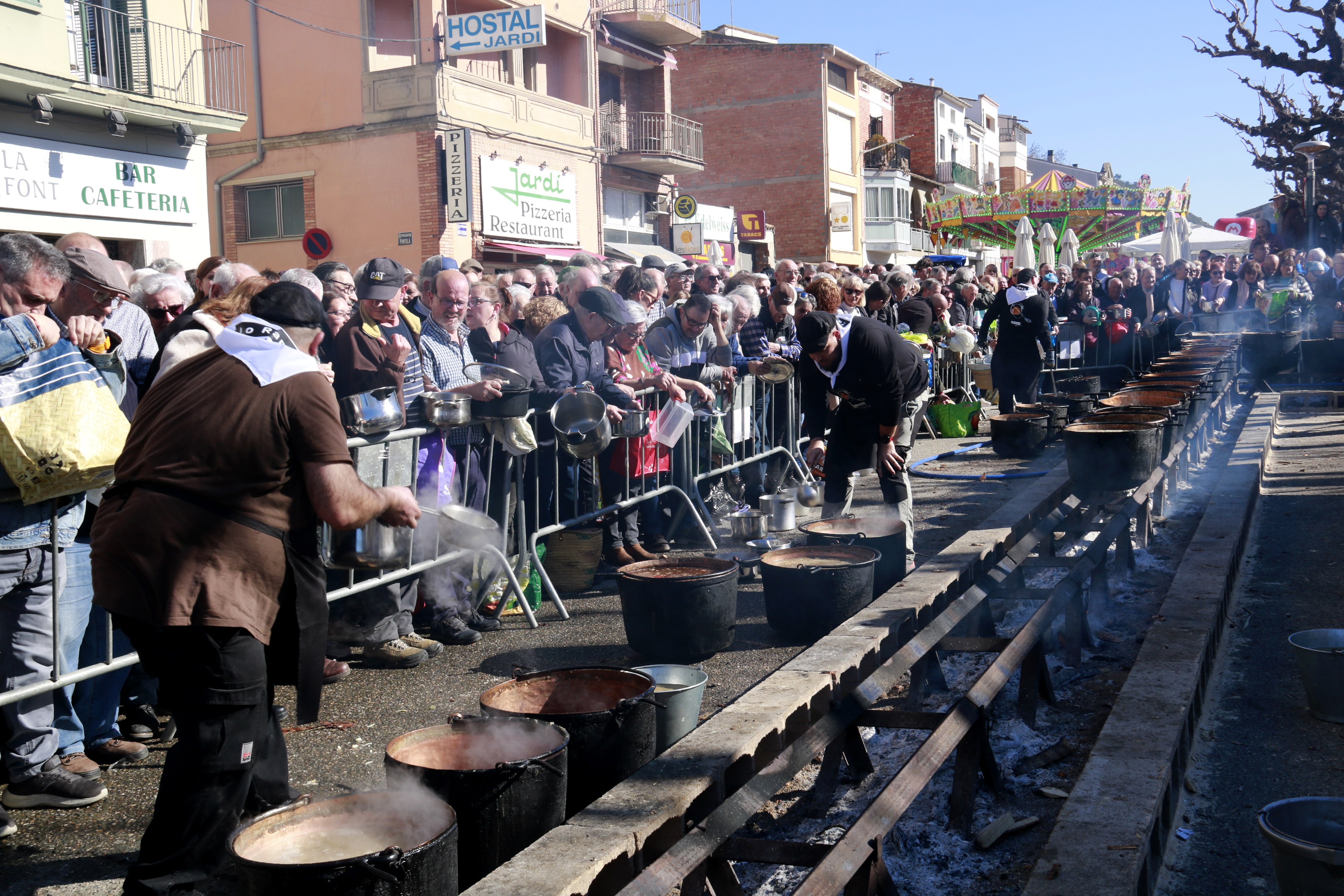 Carnival organizers prepare the 'ranxo' stew in Ponts for Carnaval 2024