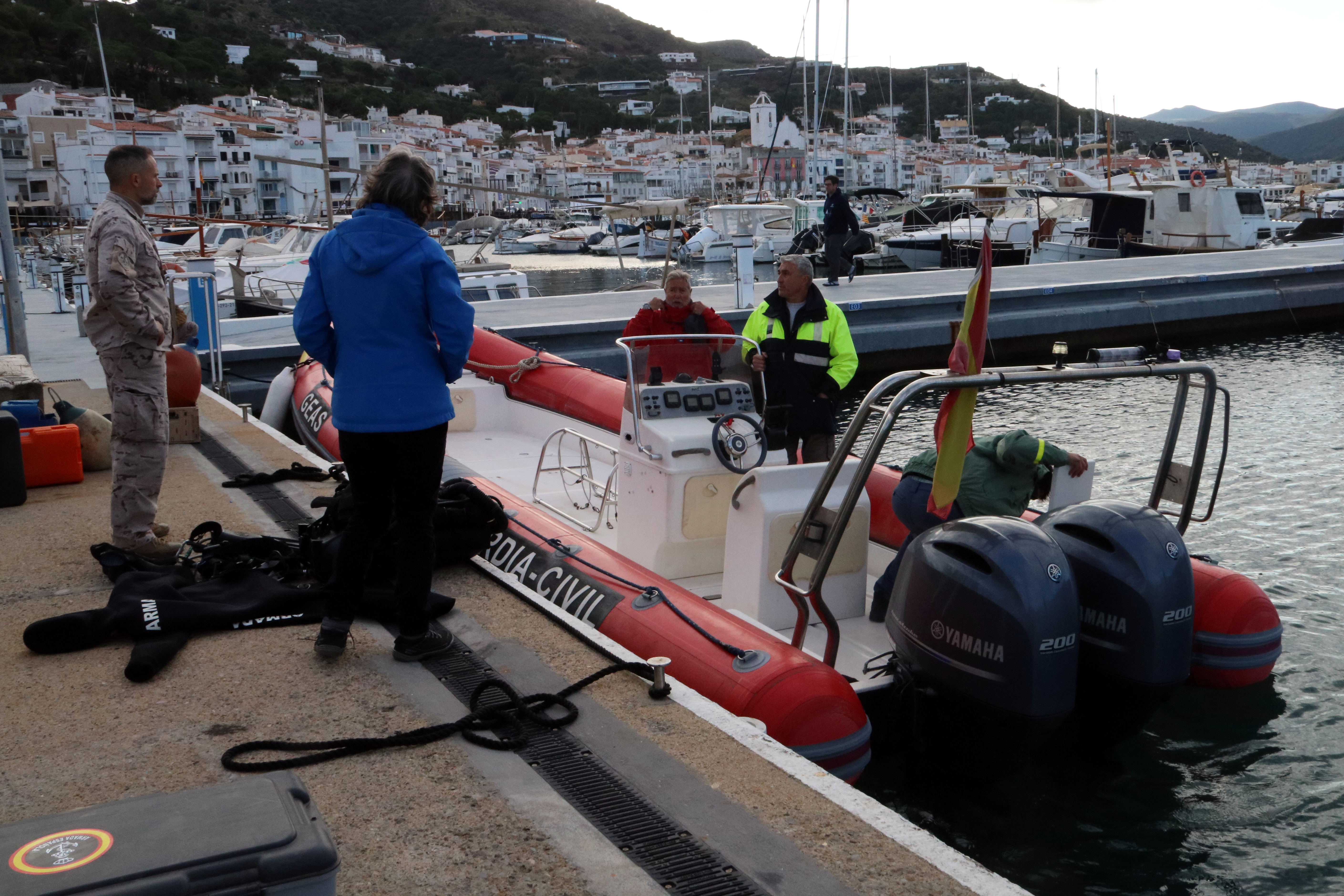 L'embarcació dels GEAS de la Guàrdia Civil amb efectius de l'Armada al Club Nàutic del Port de la Selva.