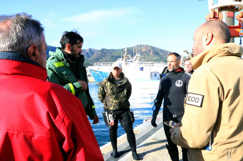 Spanish Navy and police discuss neutralizing the World War II mine discovered by divers